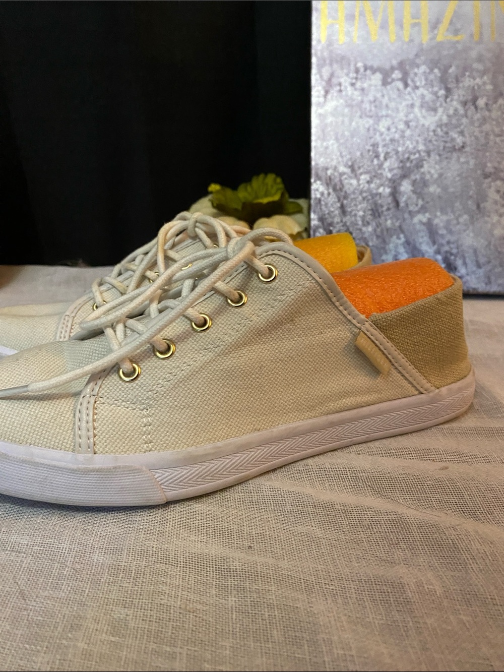 Tommy Hilfiger SZ 9 TWFlip 4 Canvas Beige & Gold Canvas Low-Top Lace-Up Sneakers